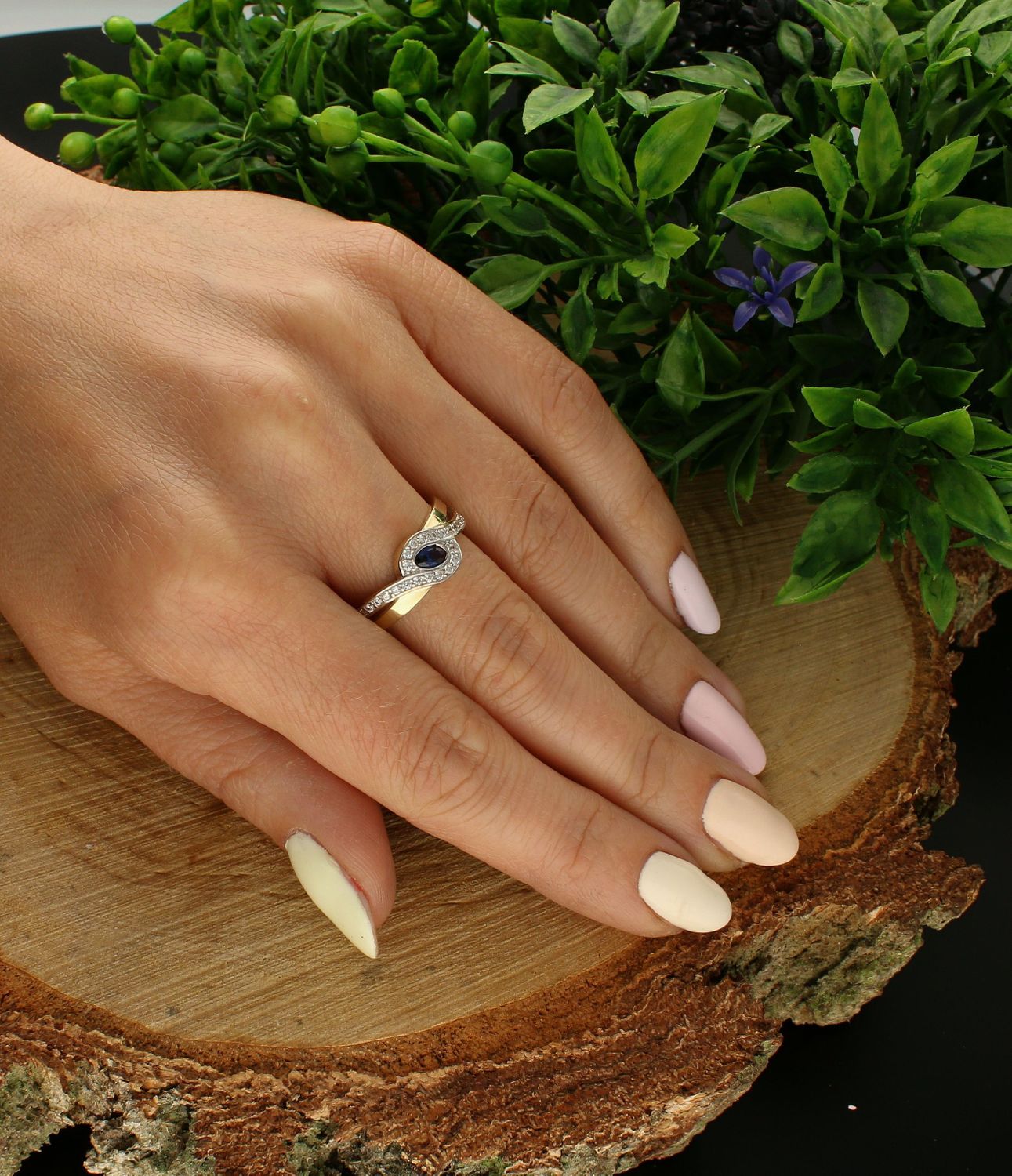 Złoty pierścionek 333 z granatową cyrkonią PI 6049C 333.  Na prezent. Klasyczny pierścionek na zaręczyny. Pierścionek z granatową cyrkonią. Ponadczasowy wzór. Złoty pierścionek z cyrkoniami. Pierścionek złoty dla ukochanej (.jpg